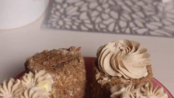 Une Femme Fait Gâteau Éponge Avec Crème Beurre Des Miettes — Video