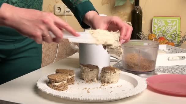 Eine Frau Backt Einen Keks Kuchen Buttercreme Auf Die Werkstücke — Stockvideo