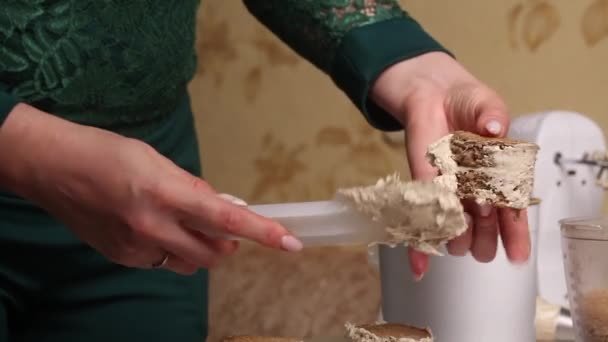 Μια Γυναίκα Φτιάχνει Κέικ Μπισκότων Εφαρμόζει Κρέμα Βουτύρου Στα Κομμάτια — Αρχείο Βίντεο