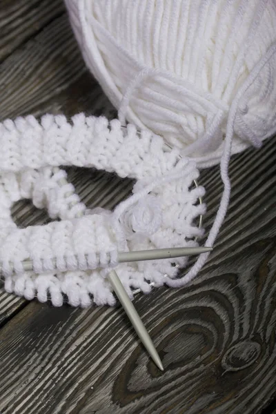 Knitting Needles Skein White Thread Fragment Knitted Product Black Pine — Foto Stock