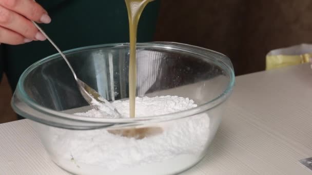 Žena Přidá Med Rozpuštěnou Želatinu Polevujícího Cukru Dělá Těstoviny Detailní — Stock video