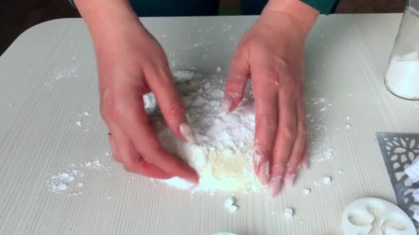 Женщина Перемешивает Руками Ледяной Сахар Добавлением Меда Желатина Делает Кондитерскую — стоковое видео