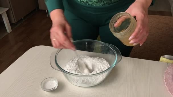 Žena Přidá Med Rozpuštěnou Želatinu Polevujícího Cukru Dělá Těstoviny Celkový — Stock video