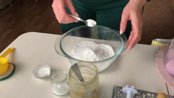 那个女人把配料加到糖霜里 让糕点糊糊 烹调用的配料摊开放在桌子上 总体计划 — 图库视频影像
