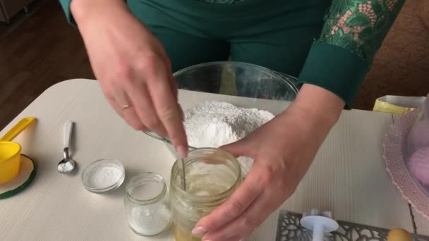 这个女人把明胶和蜂蜜混合在一起 让糕点糊糊 烹调用的配料摊开放在桌子上 总体计划 — 图库视频影像