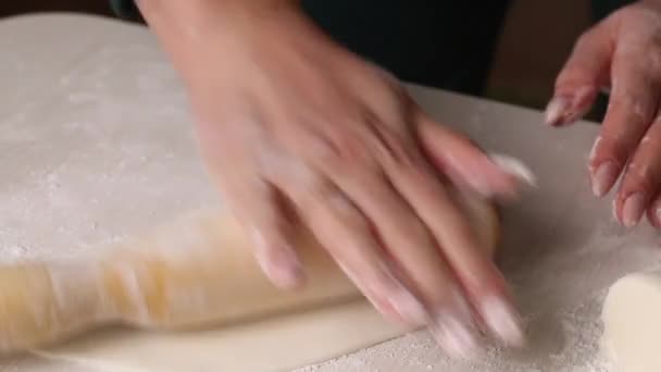 Una Donna Mastice Pasticceria Con Zucchero Velo Tirato Fuori Mastice — Video Stock