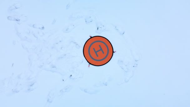 Dron Parking Fartuch Pad Leży Śniegu Lądowanie Drona Wyłączoną Kamerą — Wideo stockowe