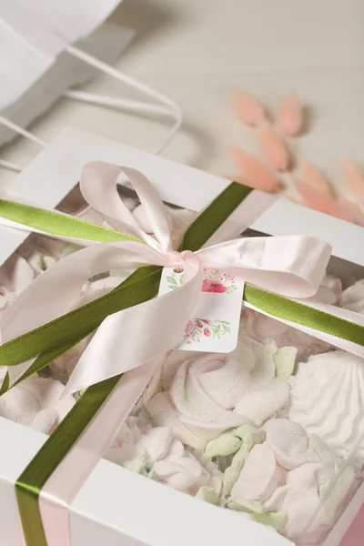 Homemade Marshmallow Gift Box Tied Ribbon Tied Bow White Background — Foto de Stock