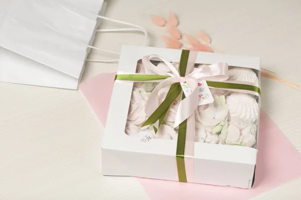 Homemade Marshmallow Gift Box Tied Ribbon Tied Bow White Background — Foto de Stock