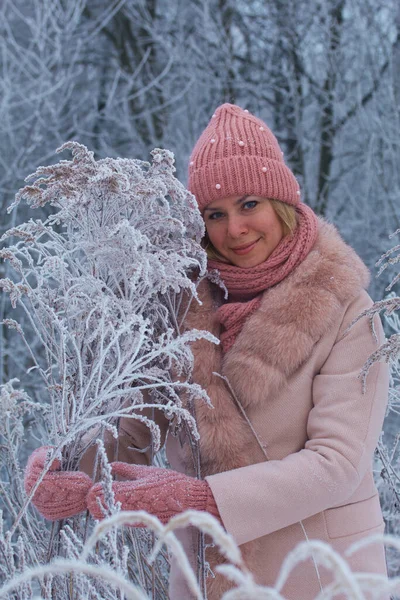 Girl Winter Clothes Snow Covered Landscape Portrait Woman Close — Fotografia de Stock