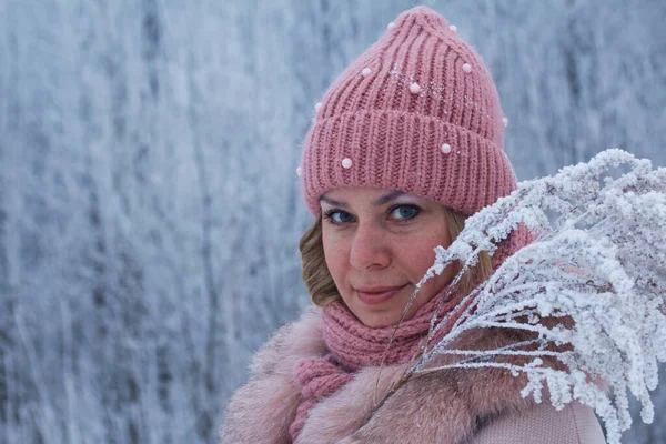 Dziewczyna Zimowych Ciuchach Wokół Jest Śnieżny Krajobraz Portret Kobiety Zbliżenie — Zdjęcie stockowe
