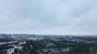 Nehrin üzerinden karla kaplı bir şehir parkına uçacağız. Hava fotoğrafçılığı.