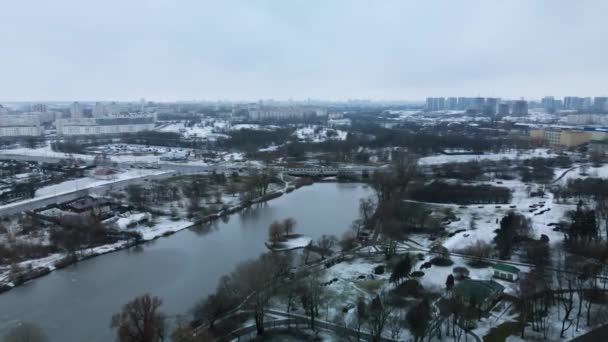 Vlucht Rivier Een Besneeuwd Stadspark Luchtfotografie — Stockvideo