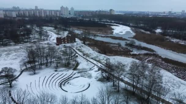 Flight Snow Covered City Park Amphitheater Stones River Visible Aerial — стоковое видео