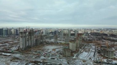 İnşaat alanı. Modern yüksek binaların inşaatı. İnşaat vinçlerinde çalışıyorum. Kar dünyayı kapladı. Hava fotoğrafçılığı.