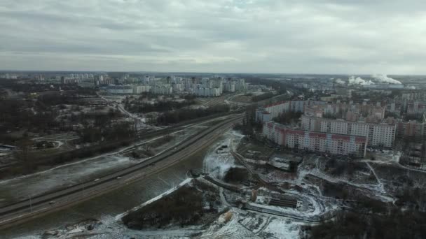 城市空地上的建筑工地 靠近人口密集的城市地区 地面上可以看到重型建筑设备的痕迹 白雪覆盖着大地 空中摄影 — 图库视频影像
