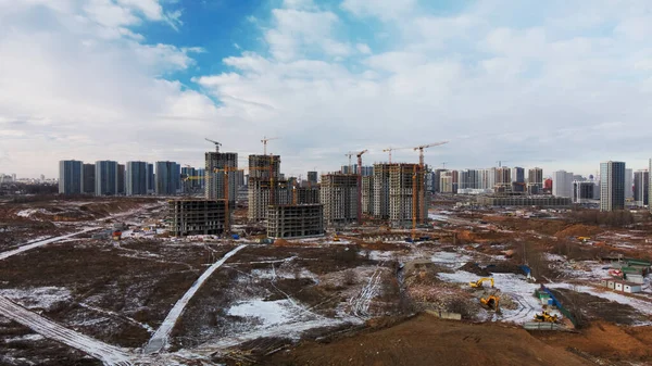 Baustelle Bau Moderner Hochhäuser Arbeiten Baukräne Schneebedeckte Erde Luftaufnahmen — Stockfoto