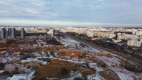 Εργοτάξιο Ένα Άδειο Οικόπεδο Της Πόλης Κοντά Κατοικημένες Αστικές Περιοχές — Φωτογραφία Αρχείου