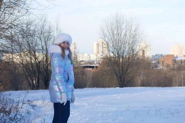 Πορτρέτο Ενός Κοριτσιού Χειμωνιάτικα Ρούχα Γυναίκα Που Ποζάρει Χειμερινό Πάρκο — Φωτογραφία Αρχείου