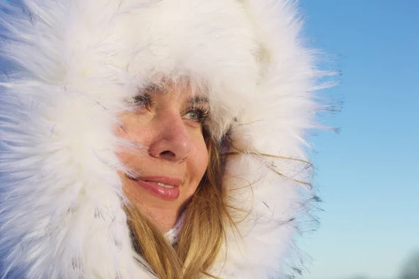 Портрет Дівчини Зимовому Одязі Жінка Позує Прогулянці Зимовому Парку Портрет — стокове фото