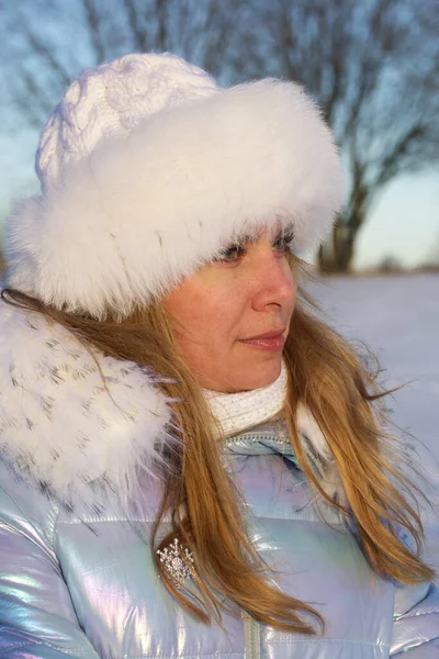 Retrato Una Chica Con Ropa Invierno Mujer Posando Paseo Por —  Fotos de Stock