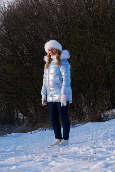 冬服の少女の肖像画 冬の公園で散歩をしている女性 ロストフ像 — ストック写真