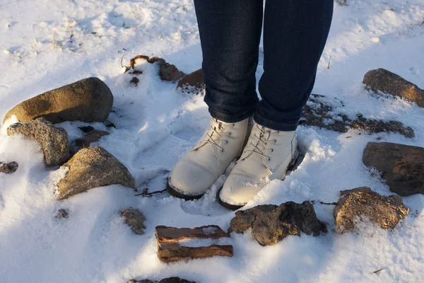 Женщина Белых Зимних Сапогах Стоит Круге Камней Прогулке Зимнем Парке — стоковое фото