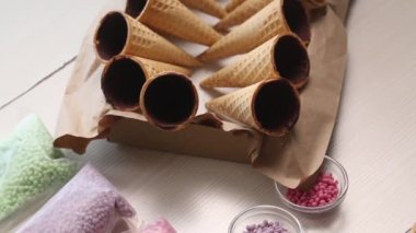 İçine sıvı çikolata bulaşmış waffle külahları. Tribündeler. Dekoratif malzemeler. Çikolata ve marşmelovla boynuz yapıyoruz..