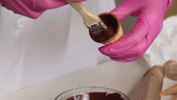 Una Mujer Unta Conos Gofre Con Chocolate Líquido Hace Cuernos — Vídeo de stock