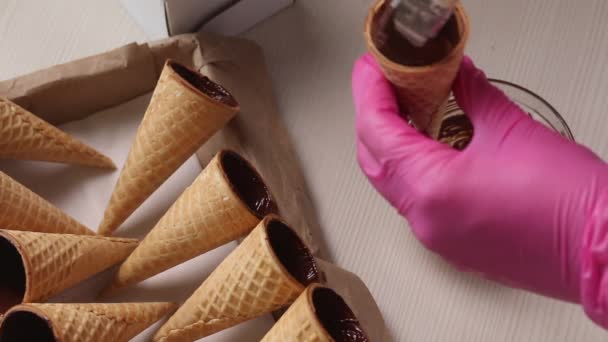 Een Vrouw Smeert Wafelkegels Met Vloeibare Chocolade Zet Het Rek — Stockvideo