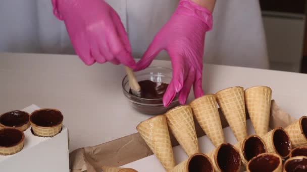 Uma Mulher Esfrega Cones Waffle Com Chocolate Líquido Coloca Prateleira — Vídeo de Stock