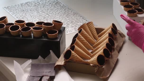 Bir Kadın Waffle Külahlarına Sıvı Çikolata Sürüyor Onları Rafa Koyuyor — Stok video