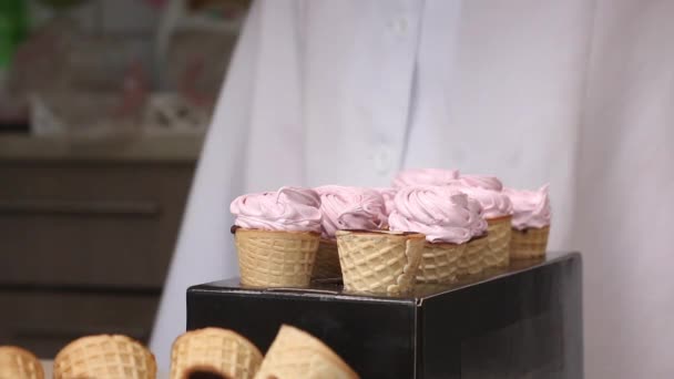 Çine Sıvı Çikolata Bulaşmış Waffle Külahları Tribündeler Bir Kadın Pasta — Stok video