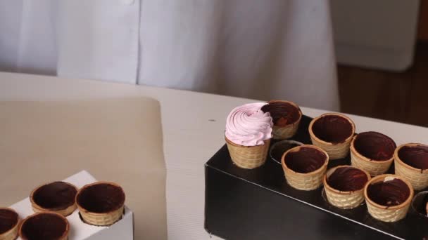 Folyékony Csokoládéval Bekent Ostyák Lelátón Vannak Egy Megtölti Tölcsért Mályvacukorral — Stock videók