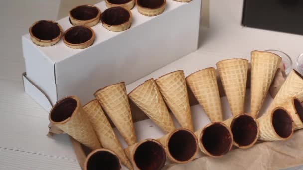 Wafelkegels Ingesmeerd Met Vloeibare Chocolade Staan Tribunes Buurt Zijn Decoratieve — Stockvideo