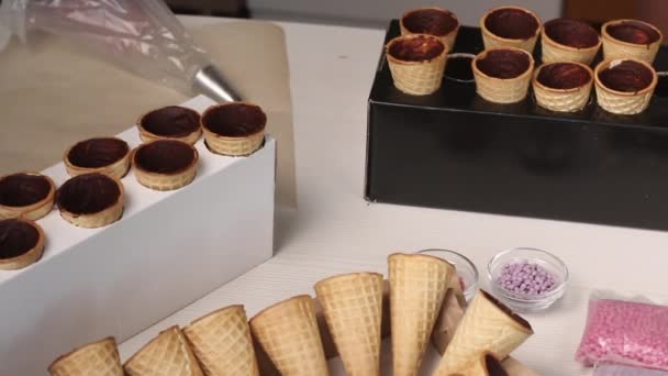 Вафельні Шишки Намазані Всередині Рідким Шоколадом Вони Трибунах Поруч Розташовані — стокове відео