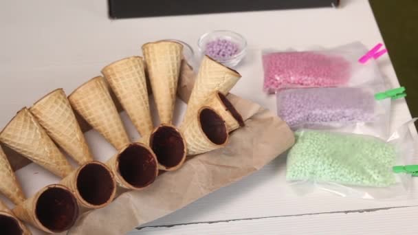 Coni Wafer Spalmati All Interno Con Cioccolato Liquido Sono Sugli — Video Stock