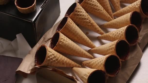 Oplatkové Šišky Namazané Uvnitř Tekutou Čokoládou Jsou Tribuně Děláme Rohy — Stock video