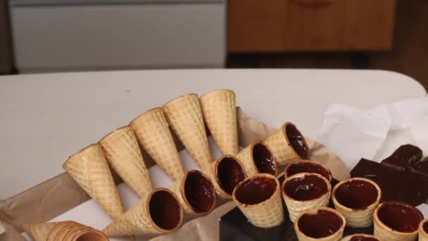 Cônes Gaufrette Enduits Chocolat Liquide Séchage Sur Racks Fait Des — Video