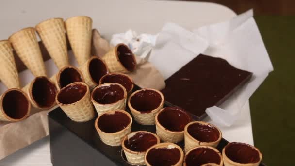 液体チョコレートでコーティングされたウエハーコーン ラックの上で乾燥 チョコレートとマシュマロで角を作ります — ストック動画