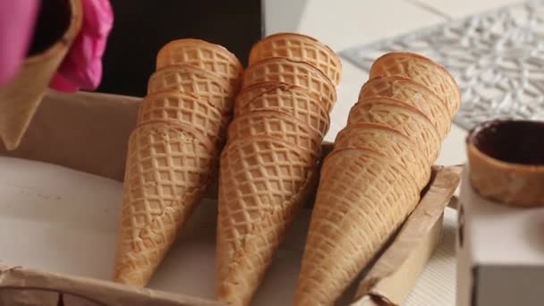 Sıvı Çikolataya Bulanmış Waffle Külahları Kadın Onları Rafa Koyuyor Çikolata — Stok video