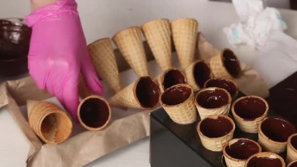 Waffelkegel Mit Flüssiger Schokolade Beschmiert Die Frau Legt Sie Auf — Stockvideo