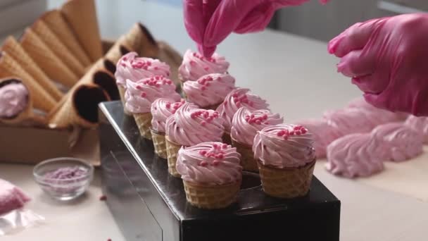 Oblatkottar Med Marshmallows Kvinna Dekorerar Marshmallows Med Dekorativa Strössel Närbild — Stockvideo