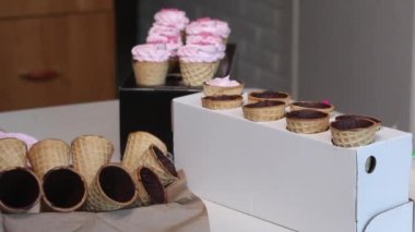 Waffle külahında Zephyr. Dekoratif malzemeli. İçinden çikolata bulaşmış boynuzlar. Bir kürsüye yerleştirilmiş. Yakın plan..