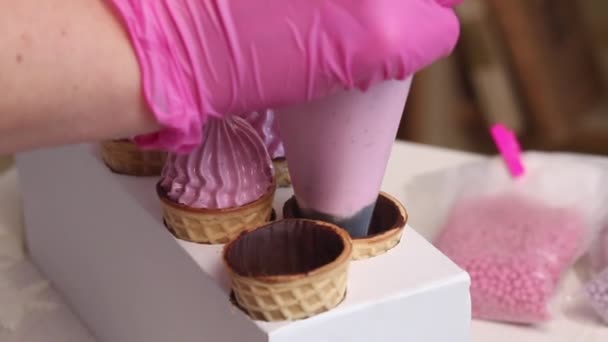 Uma Mulher Faz Marshmallows Cones Waffle Com Saco Pastelaria Cones — Vídeo de Stock