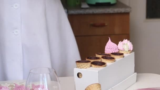 女はワッフルコーンでマシュマロを作る ペストリーバッグ付き 内側からチョコレートを塗った角 — ストック動画