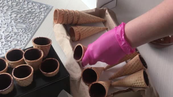 Eine Frau Stellt Marshmallows Waffelkegeln Her Schmiert Die Waffelkegel Von — Stockvideo