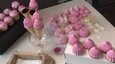 Bir kadın waffle külahlarını mısır gevreğiyle süslüyor. Genel plan.