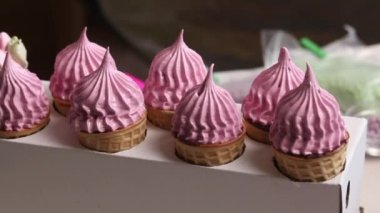 Şekerlemeli waffle külahları. Waffle külahında marşmelov yapıyoruz. Yakın plan..