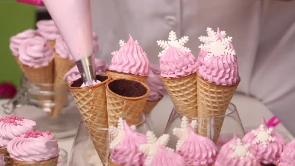 Kvinna Fyller Våffelkottar Med Marshmallows Med Konditori Dekorerad Med Mastiga — Stockvideo